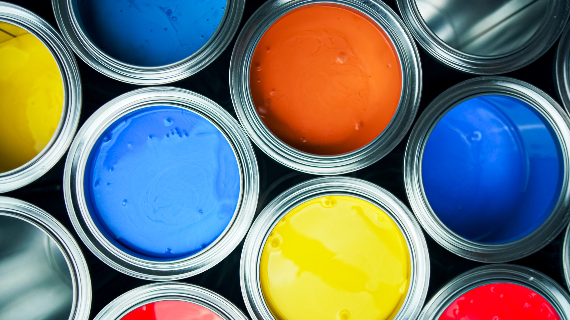 Botes de pintura con distintos colores
